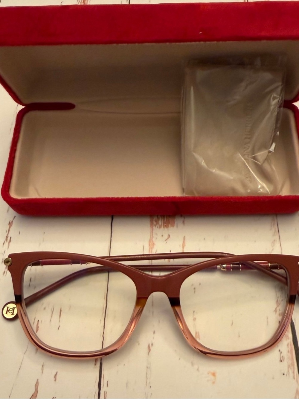 Carolina Herrera cherry Havana frames.
Made in Italy